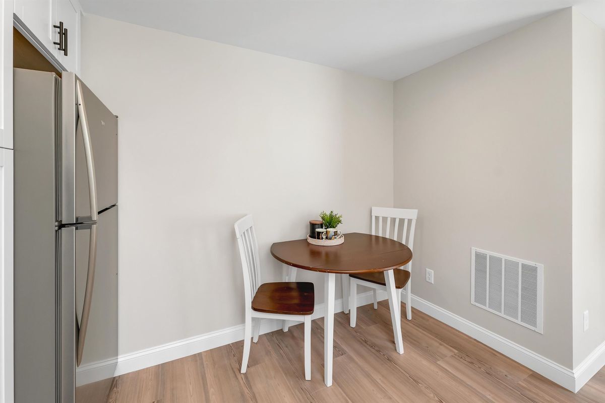 Building Photo - 3 Madison St