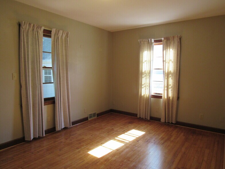 Building Photo - 1605 Broadlawn Ave