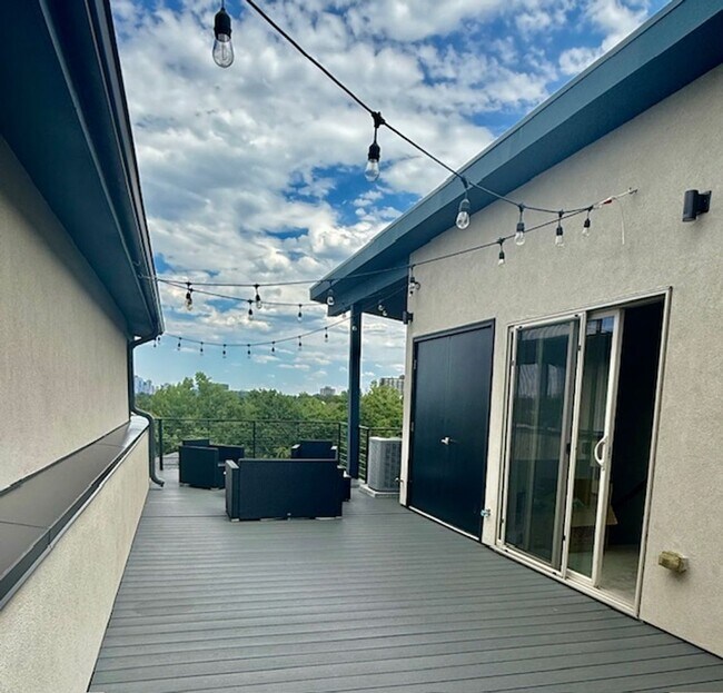 Building Photo - Modern 3 bed, 3.5 bath Townhome Blocks fro...