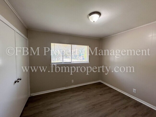 Building Photo - 1108 N Sherman St