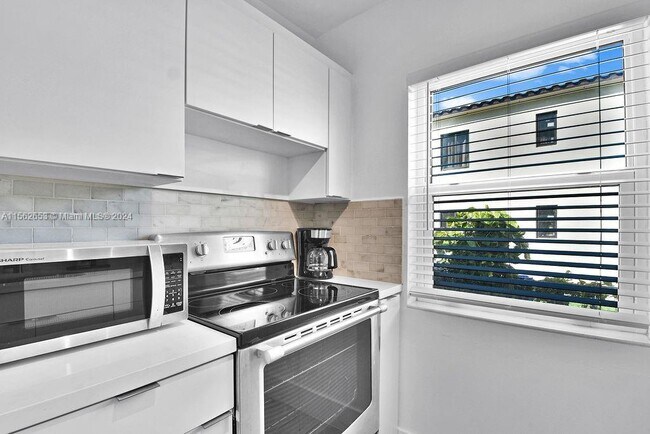 Building Photo - 3521 SW 16th St