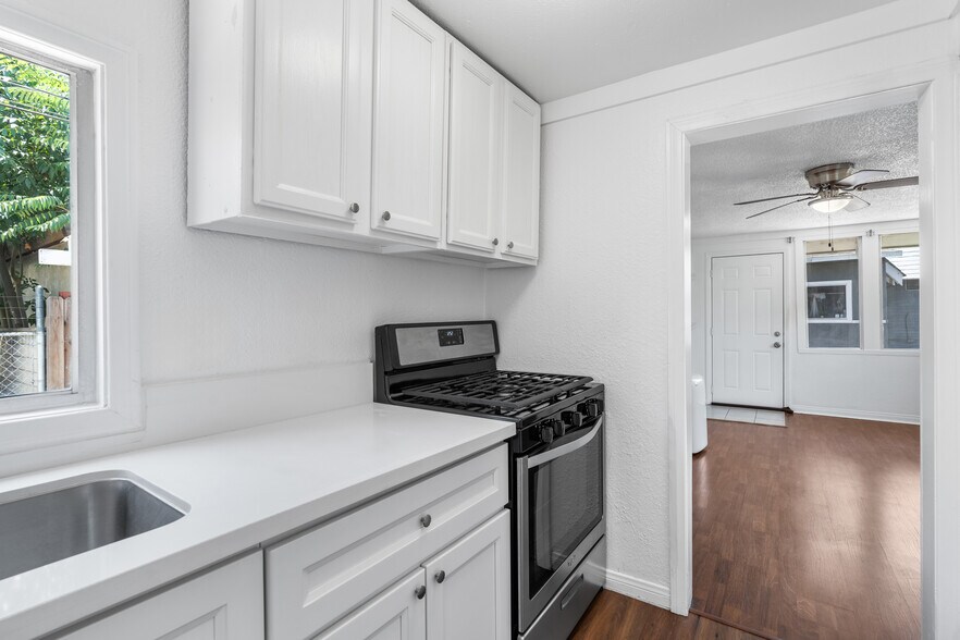 Building Photo - 4159 Larchwood Plz