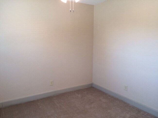 Building Photo - Cute 3/2 duplex in Frisco, Tx- Available NOW and Renovated