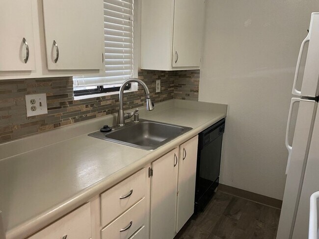 Building Photo - One Bedroom Condo with Den in Southeast Reno