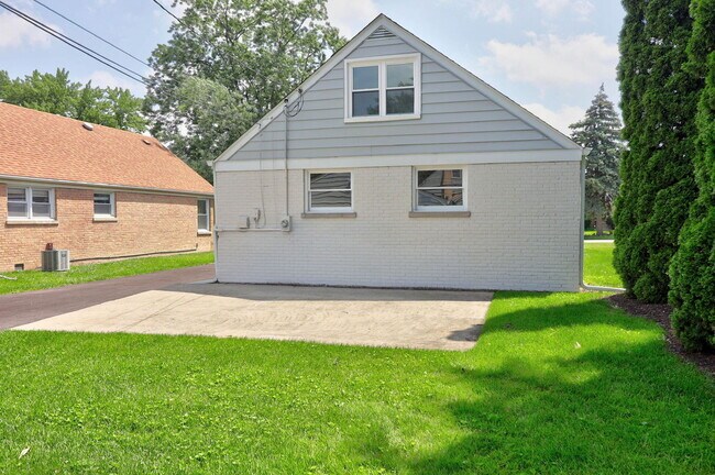 Building Photo - 112 Iowa Ave