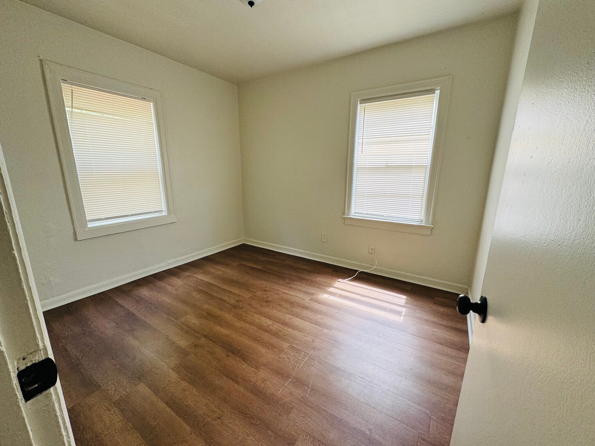 Building Photo - 1983 Lambert St