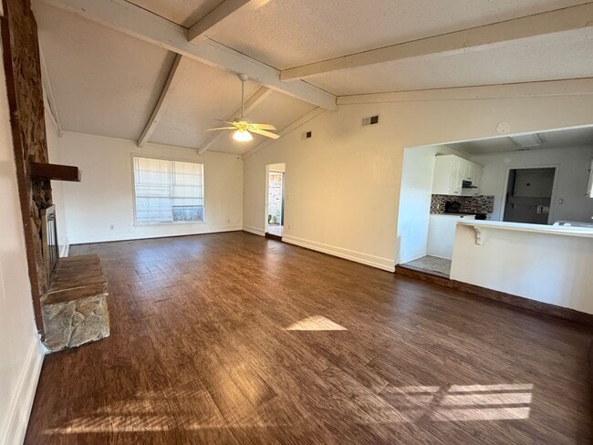 Building Photo - Large home ready for tenant....