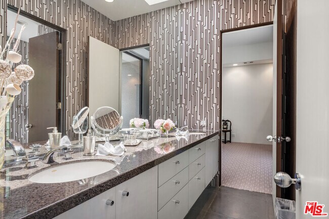 Building Photo - 6 Rocky Ln