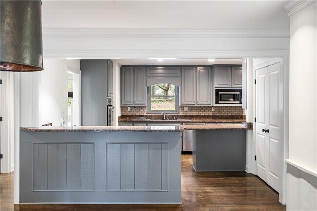 Building Photo - 2468 Ridgeway Dr