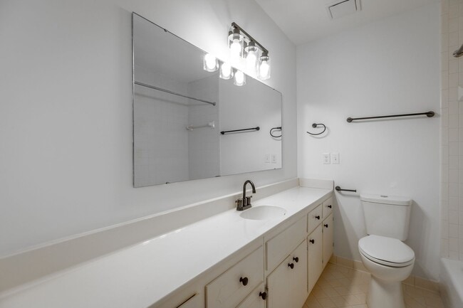 Building Photo - 2 Bedroom 2 Bath in Northshore