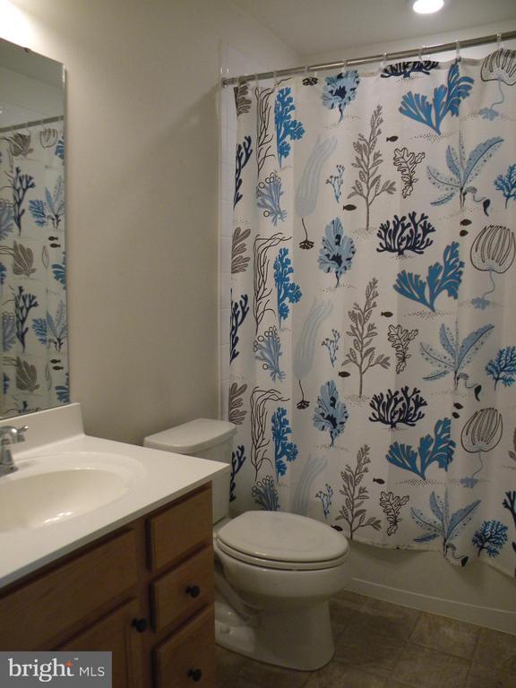 Building Photo - 652 E Chestnut St