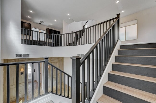 Building Photo - Stylish Tri-Level Home/Tandem Garage in Henderson
