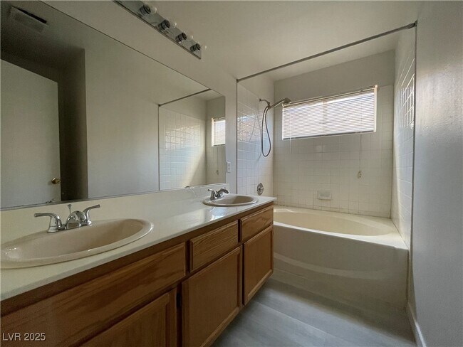 Building Photo - 8476 W Gilmore Ave