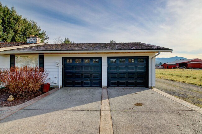 Building Photo - 3 Bedroom, 2 Bathroom House, Available Now!!!