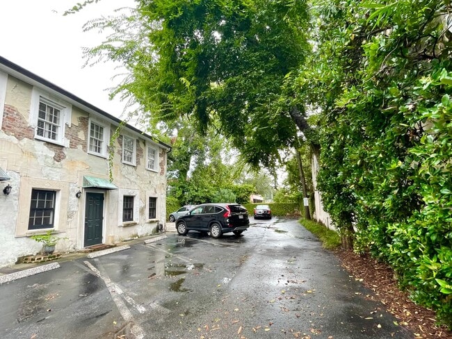 Building Photo - Charming fully furnished one bedroom condo in Ansonborough