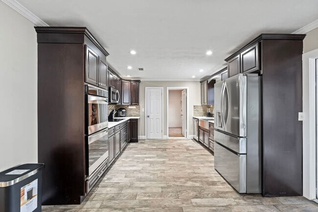 Building Photo - 3215 Crosby Ln
