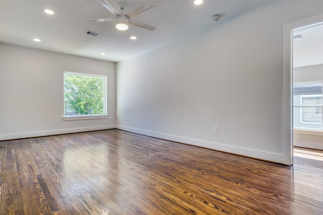 Building Photo - 2221 Rosewood St