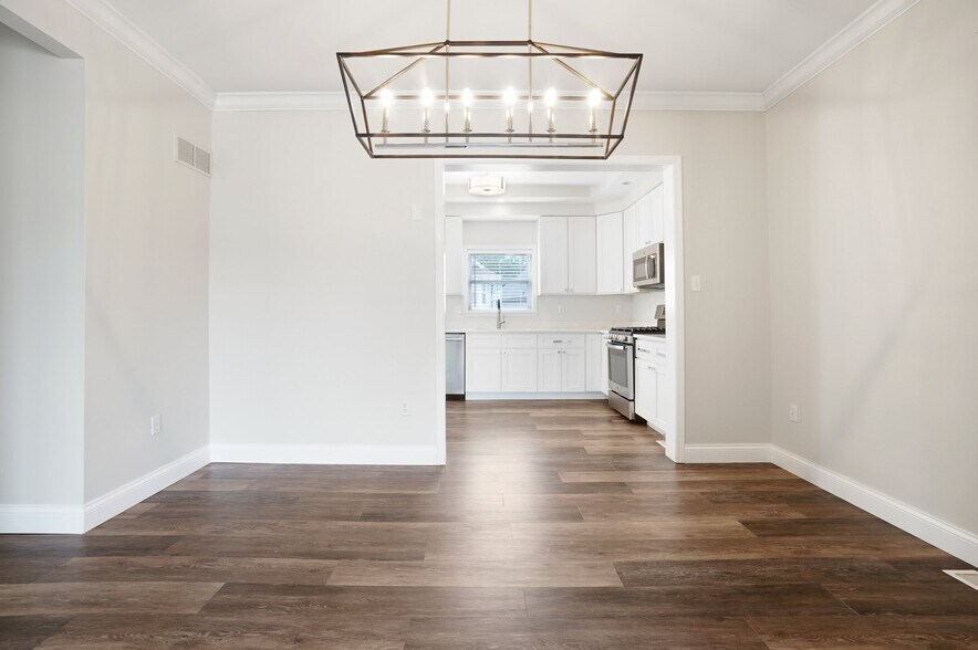 Building Photo - 909 N Hanley Rd