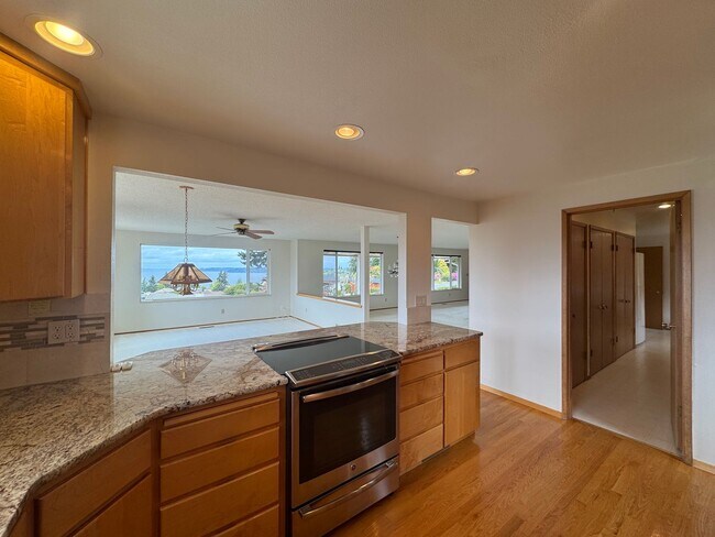 Building Photo - Stunning Three Bedroom With Amazing Views!