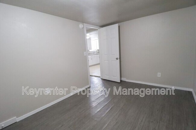 Building Photo - 405 S Maple St