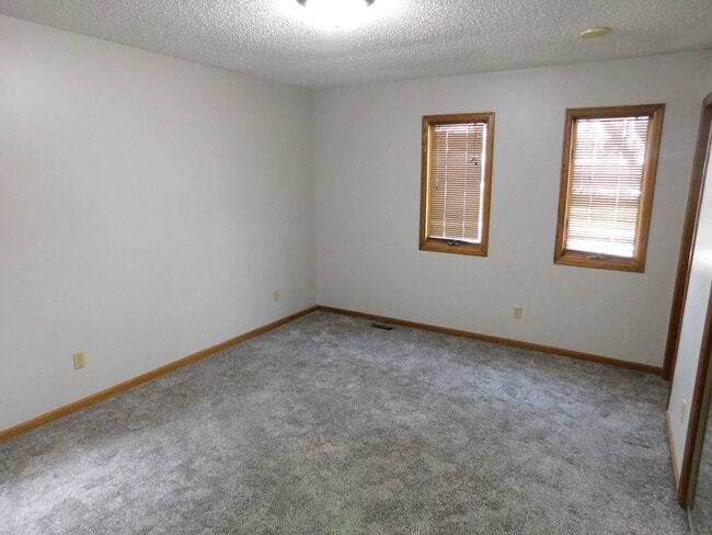 Building Photo - Stunning 5 Bedroom 3 Bathroom home!