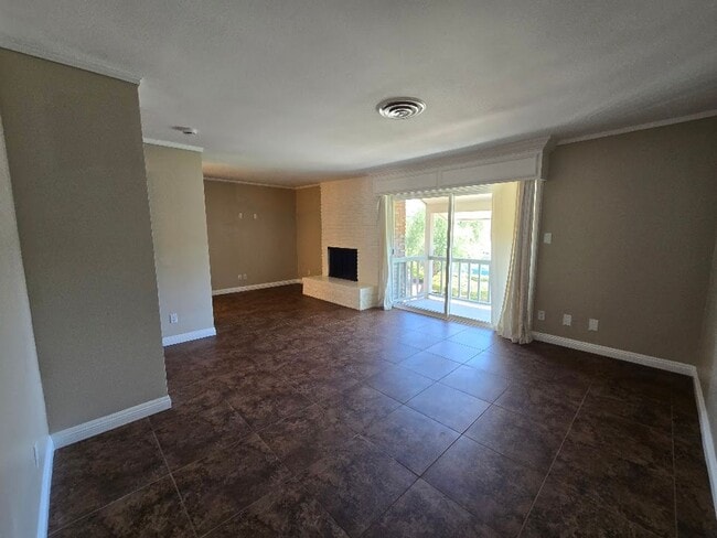 Building Photo - A Fabulous 3 Bedroom Townhome Centrally located.
