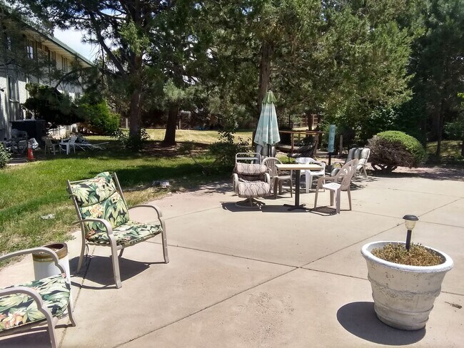 Building Photo - Great location off Leetsdale/Parker and Florida with lots of amenities such as AC, pool, hot tub,...