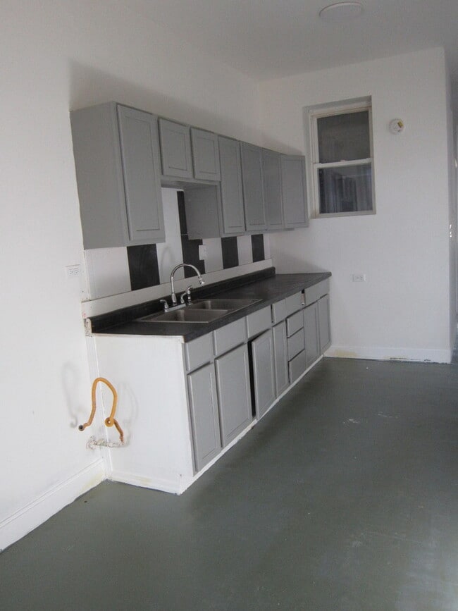 Building Photo - 4035 W Harrison St