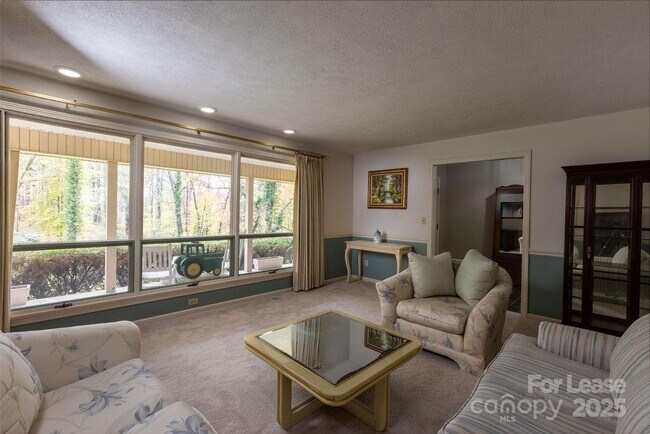 Building Photo - 102 Arbor Ln