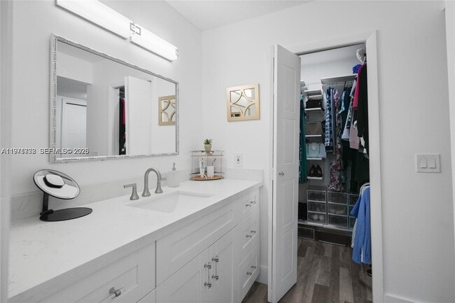 Building Photo - 380 Racquet Club Rd