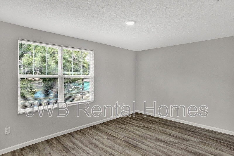 Building Photo - 2132 Clemente Dr