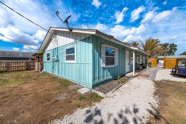 Building Photo - 2658 SE Amherst St