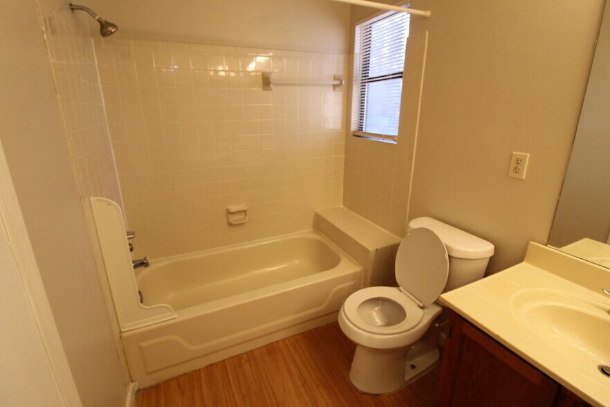 Building Photo - 530 Roys Ct