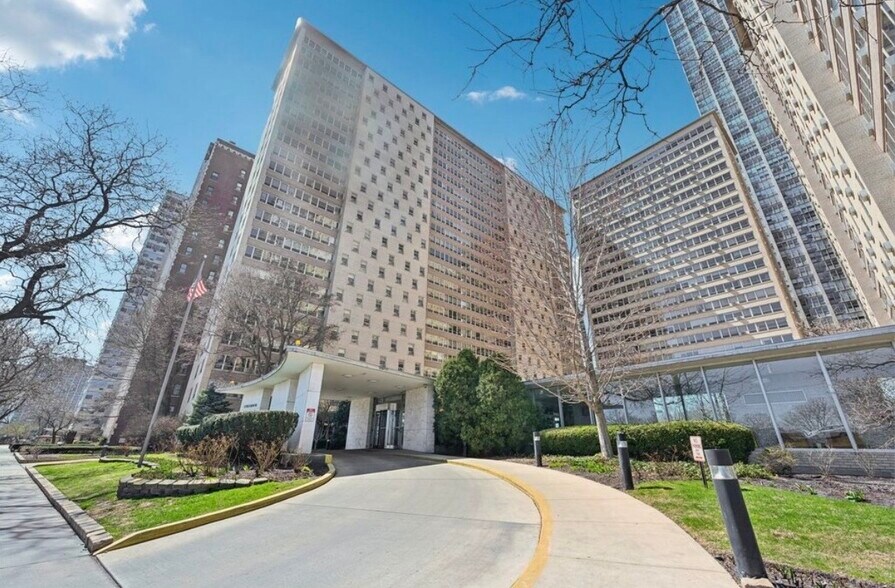 Building Photo - 3950 N Lake Shore Dr