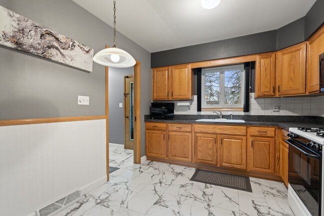 Building Photo - 537-541 N Edgelawn Dr