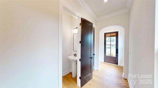 Building Photo - 313 E Peterson Dr