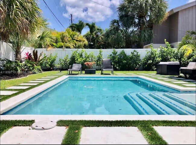 Building Photo - 1501 NE 24th St