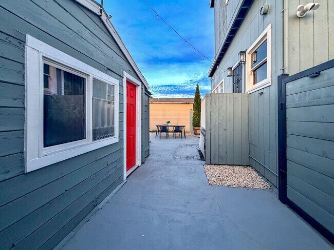 Building Photo - REMODELED HUGE BRIGHT 2400sf 4BR/3.5BA Havenscourt Split Level Home w Cottage AVAIL NOW