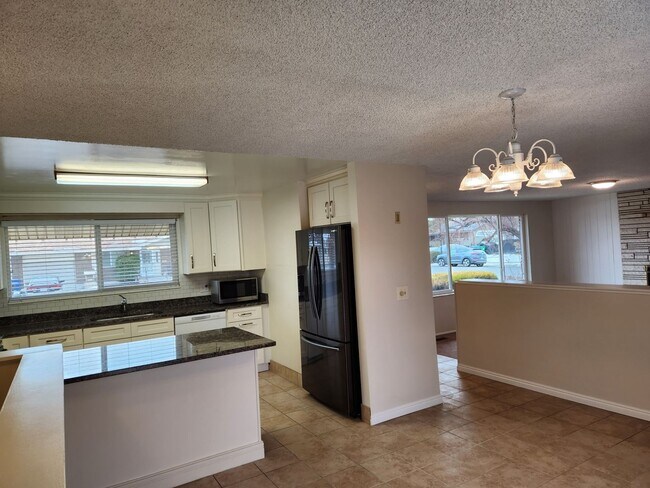 Building Photo - Great 4 Bd 2 Ba Home in Taylorsville