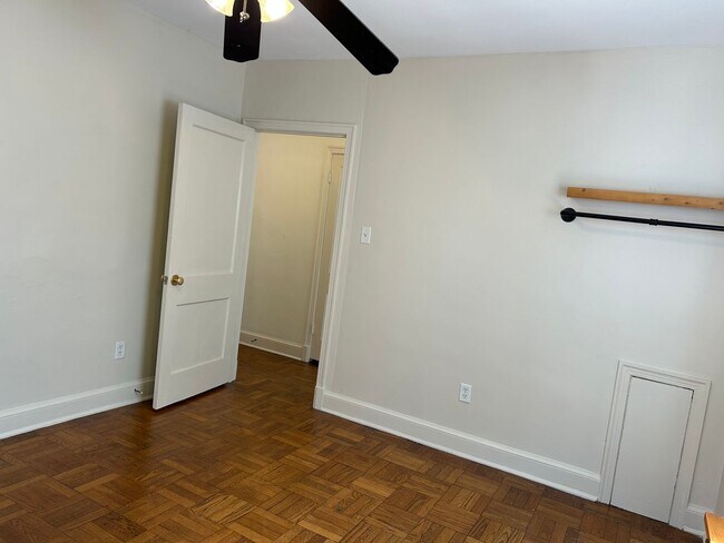 Building Photo - One Bedroom Apartment in Palisades NW Includes Parking