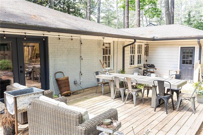 Building Photo - 1443 Fama Dr NE