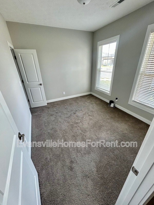 Building Photo - 4644 Chelmsford Dr