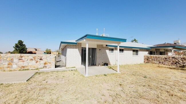 Building Photo - Adorable 2 bdrm, 2 bath apartment in West ...