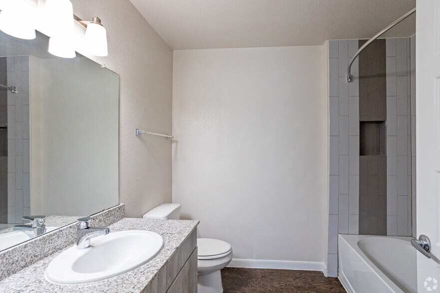 Building Photo - 3300 Oak Creek Dr