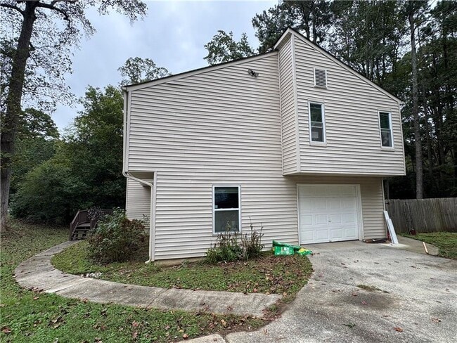 Building Photo - 2400 Salem Dr