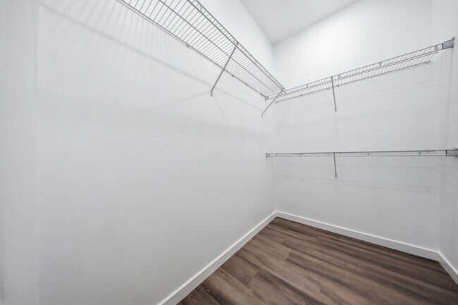 Building Photo - 870 s Orchard Way