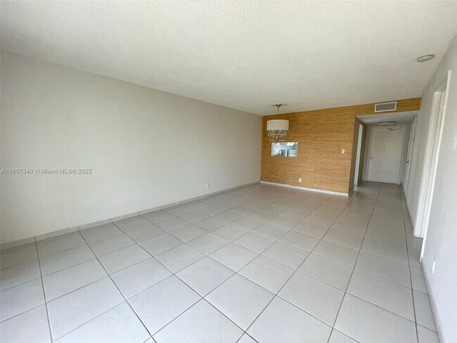 Building Photo - 950 Hillcrest Dr