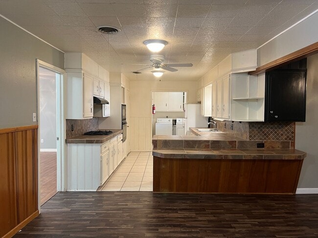 Building Photo - 3 bed 2 bath Move In Ready!