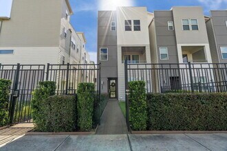 Building Photo - Great Opportunity! Modern three-story home located in the heart of EaDo, offering a well-designed...