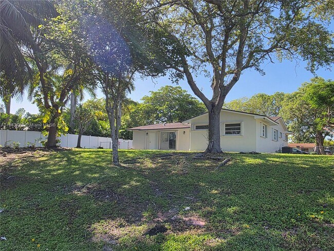 Building Photo - 13920 Kendale Lakes Blvd